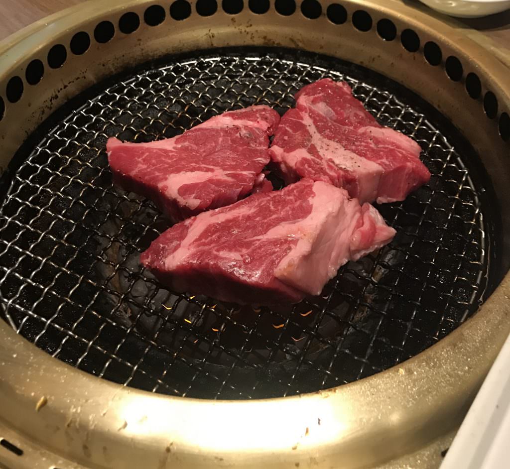 大阪燒肉吃到飽》梅田食べ放題高級國產牛燒烤