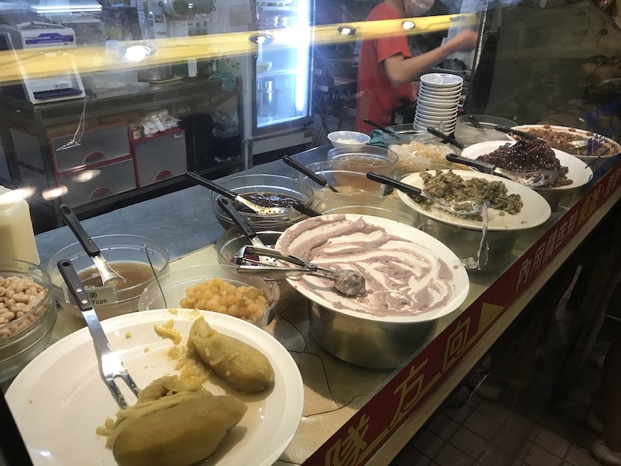台南國華街美食:修安扁擔豆花|傳統手工豆花、黑砂糖剉冰、粉粿、紅豆湯