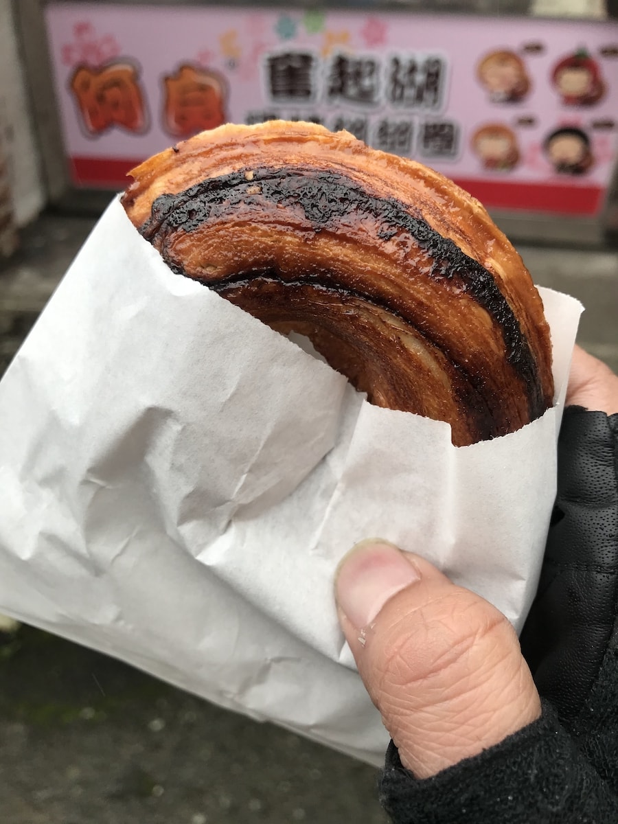 嘉義阿里山|奮起湖美食推薦:百年檜木甜甜圈、阿良現烤甜甜圈